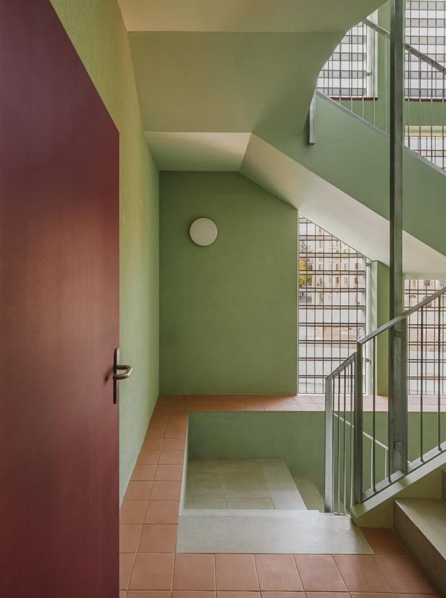More fantastic social housing in Barcelona, designed by Cierto Estudio 

Mass timber structure, with an amazing mint green and red colour scheme - a thread 🧵