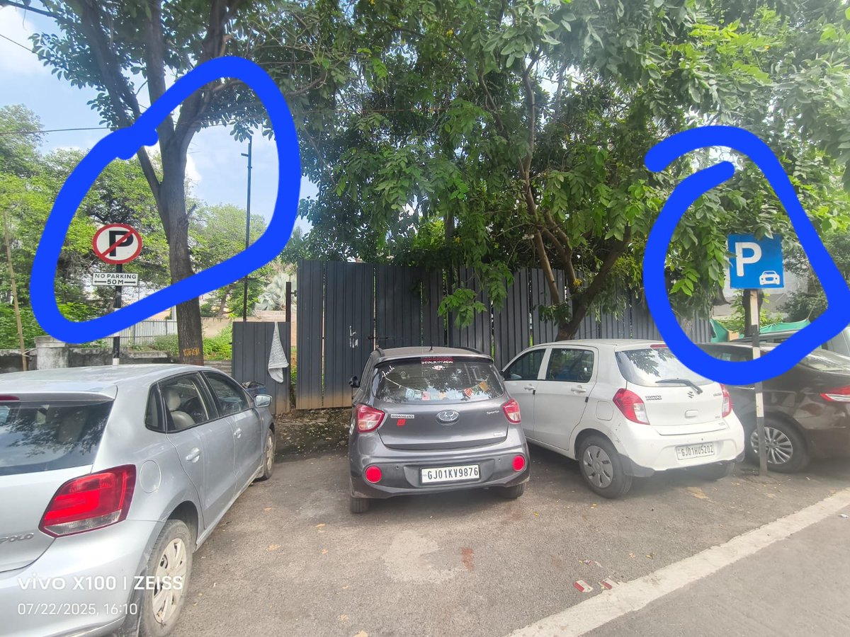 anishvraval's tweet image. @AhmedabadPolice નવરંગપુરા પોલીસ સ્ટેશન ની સામે સેવ ઉસળ વાળાનીબાજુ માં No parking in 50 મીટરની નજીકમાં 10મીટર ની અંદર જ બીજું parking નું બોર્ડ પણ છે. કયુ સાચું? બોર્ડ પણ નકલી આઈ ગયા માર્કેટમાં?😂 @AmdavadAMC @hdr_munir @KarnavatiSpeaks @PMvasavada