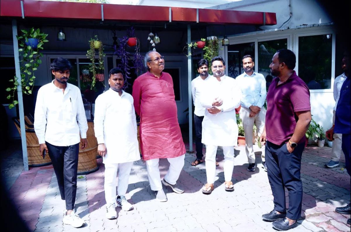 आज लखनऊ में माननीय मंत्री श्री दानिश आजाद अंसारी जी के आवास पर भेंट करते हुए।
Dr.Sanjay Kumar Nishad Danish Azad Ansari