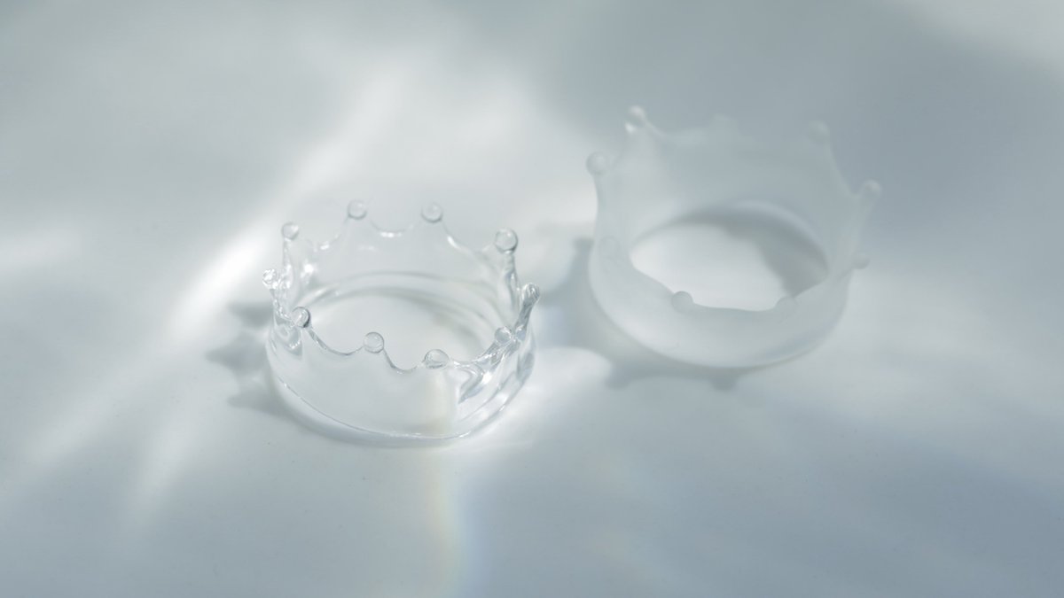tomeinohito's tweet image. 水の一瞬を切り取ったガラスの指輪。本を開くような白いパッケージもこだわっているポイントのひとつ🌊