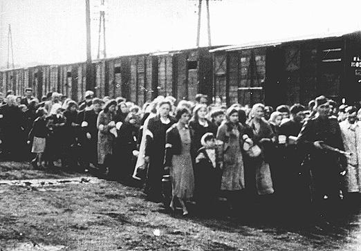 eurojewcong's tweet image. On this day in 1942, the Nazis began the mass deportation of Jews from the Warsaw Ghetto to the Treblinka extermination camp.
Over the course of two months, around 265,000 were forcibly removed from their homes and sent to their deaths.
Never forget. Never again.