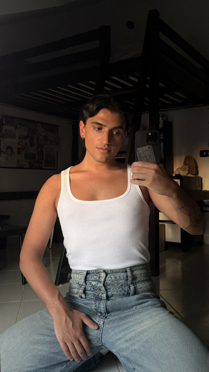 Simonev4l3's tweet image. Blue jeans, white shirt