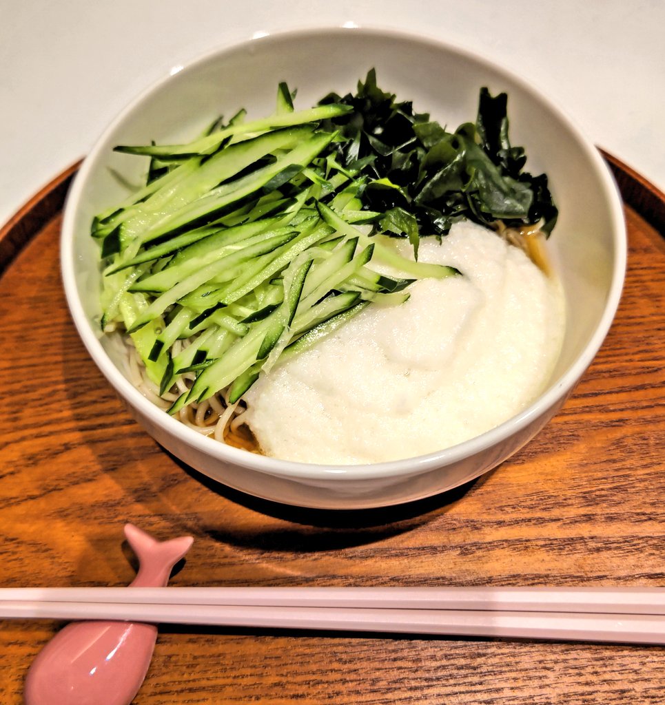 火曜日お疲れ様です✨
朝に下準備しておいたコロッケを揚げました😊
枝豆入りのポテトコロッケ🫛
主食はとろろそば🥢
しっかり食べて明日もファイト😆