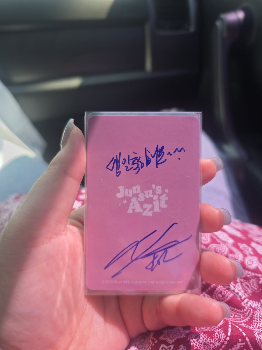 생일날 내 아티스트를 자만추할 확률이란...
보자마자 너무 얼음+감격의 눈물이었지만
여한이 없어요ㅠㅠ
육성으로 생일축하해요하면서 박수도 쳐주셨다..
언젠간 자만추할거라고 포카랑 네임펜 항상 가방에 들고다녔는데 나 자신 칭찬해ㅠㅠ