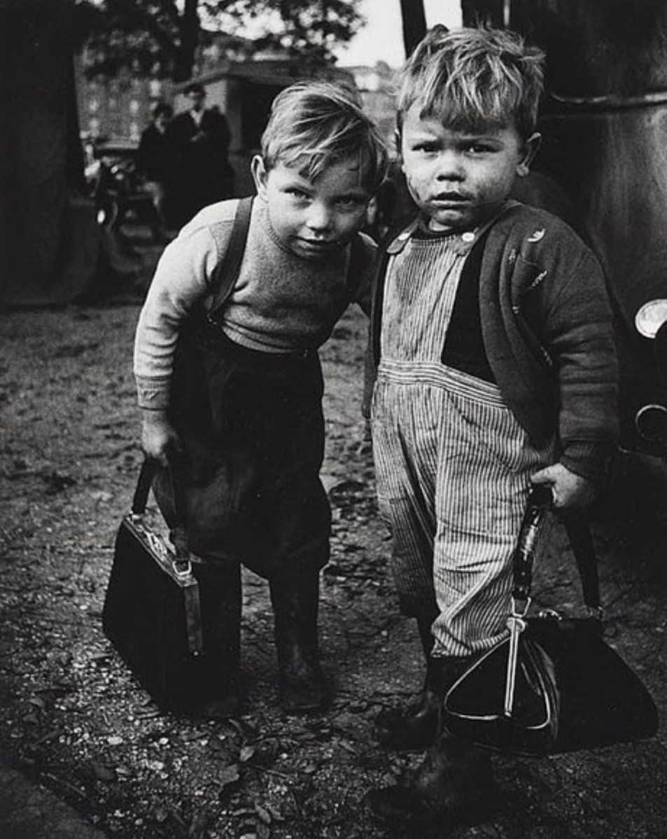 Peine01's tweet image. Christer Strömholm war ein schwedischer Fotograf, bekannt sind vor allem seine schwarz-weißen Strassenaufnahmen.
22. Juli 1918 - 11. Januar 2002