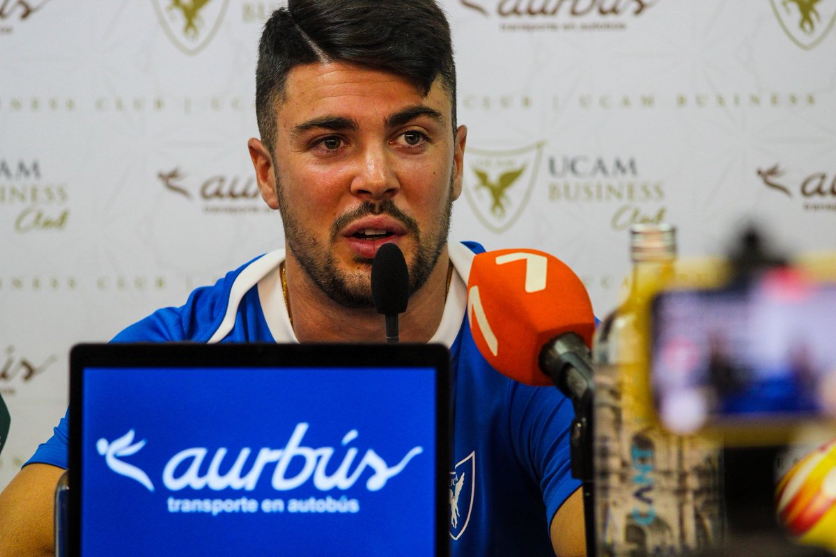 UCAMMurciaCF's tweet photo. 📸 Hoy ha sido presentado el extremo @alvarohernaiz7 en sala de prensa. 

⭐️ Este acto ha estado patrocinado por @Aurbus_oficial, que seguirá apoyando a la entidad para esta nueva temporada.

📍 Estadio La Condomina. 

#BienvenidoAlvarito | 2025/26 https://t.co/dnGuin1QtO