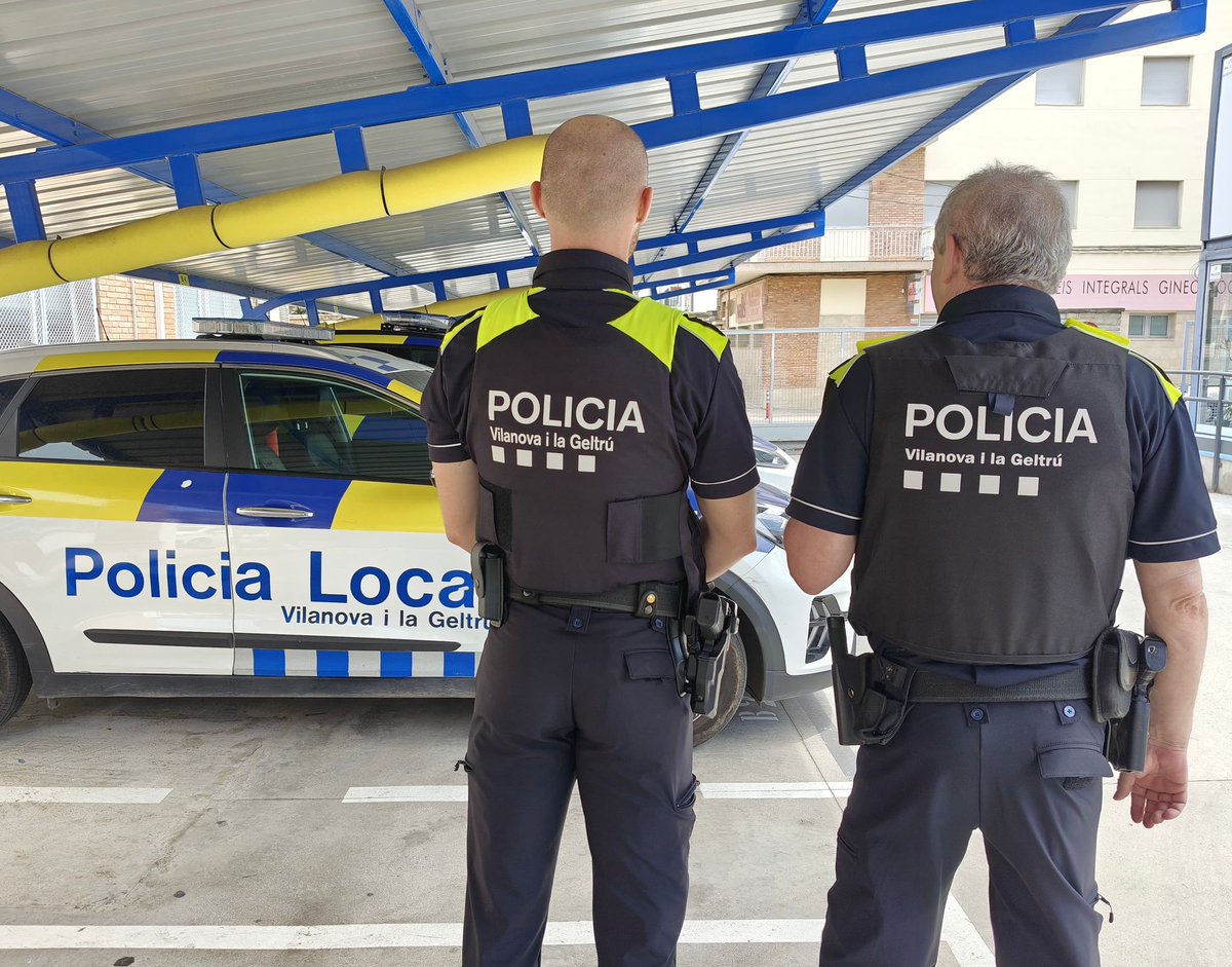 PLVNG's tweet photo. 🚓👨‍👦 Aquests dies patrullen plegats pare i fill a la @plvng!
Una imatge que ens omple d’orgull: la vocació de servei es viu, es transmet i inspira noves generacions
💙 No és la primera vegada que passa, però sí la primera que ho compartim a xarxes
#VocacióDeServei #MésQueUnaFeina https://t.co/YpibiGTneS
