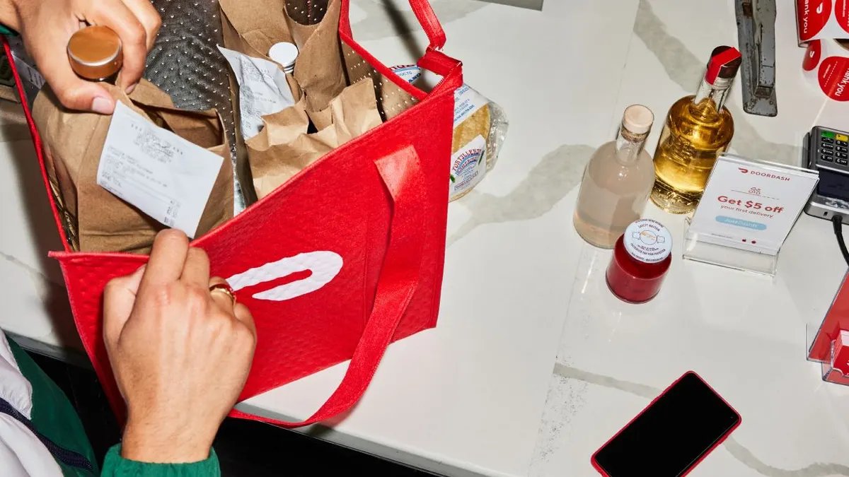 IFSSmartFreight's tweet image. Couriers delivering alcohol must complete compliance training &amp;amp; scan ID cards. A revamped #returnsprocess exists to expedite incomplete orders, plus alcohol deliveries are blocked from school campuses &amp;amp; other high-risk locations. #lastmiledelivery grocerydive.com/news/doordash-…