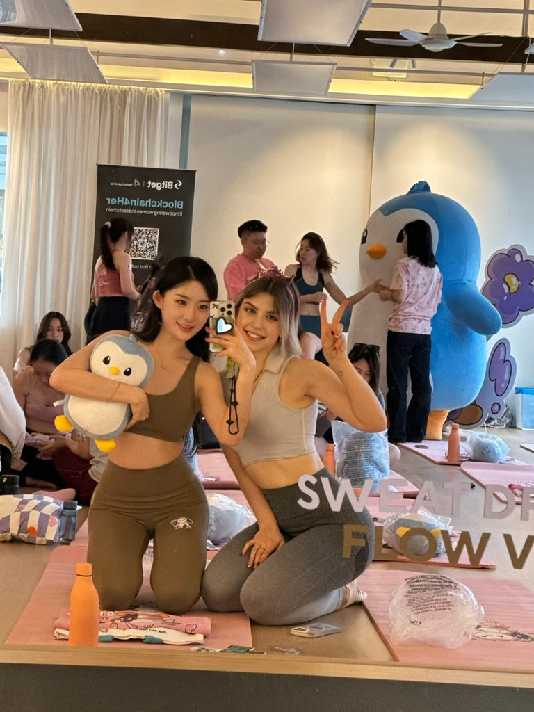 MissWRosa's tweet image. How amazing yoga with @pudgypenguins ๐๐@oneearthart @misswproject