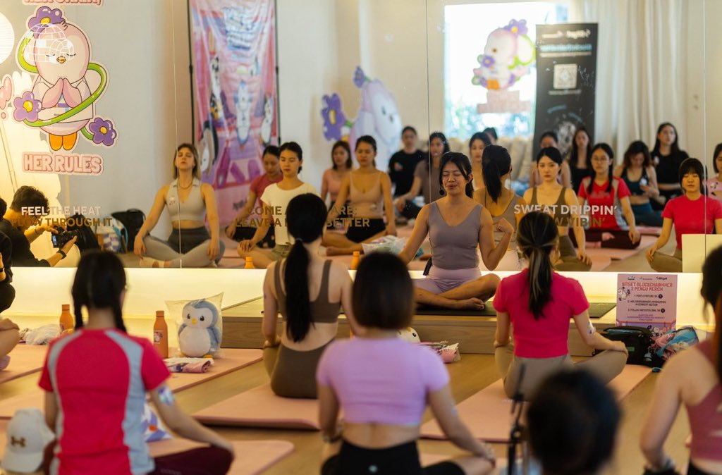 MissWRosa's tweet image. How amazing yoga with @pudgypenguins ๐๐@oneearthart @misswproject
