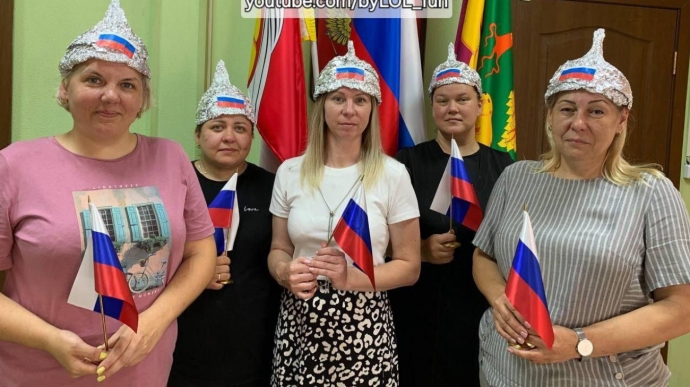 OpachiAndrea's tweet image. Ricordate? In Russia anche gli insegnanti si mettono la carta stagnola in testa pur di compiacere il regime. Pensiero critico? Assente. A questo punto, che differenza c’è tra un docente e un propagandista? Nessuna. La Russia è un paese culturalmente fallito.