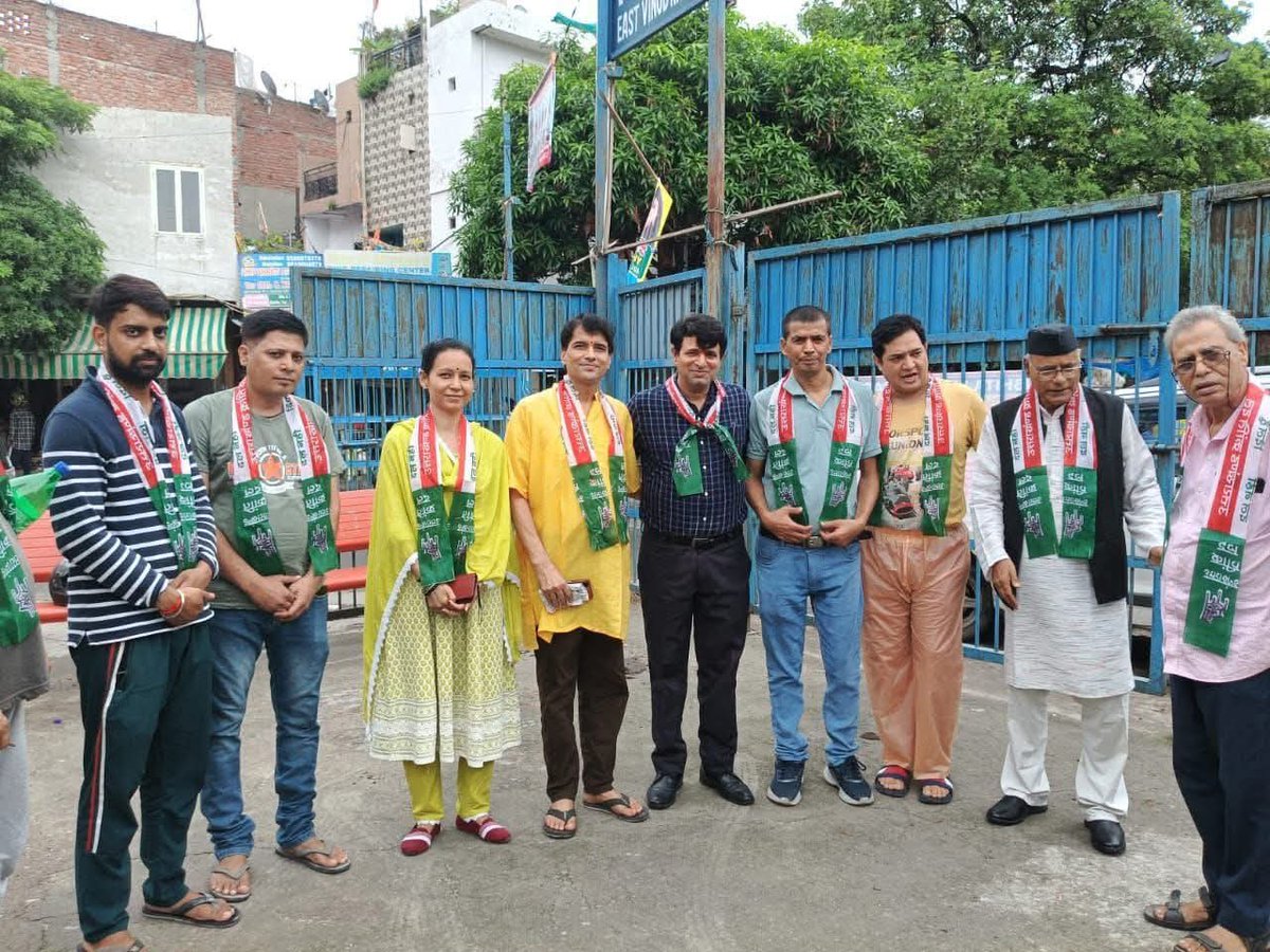 लोकगायक पवन सेमवाल समेत अन्य लोगो ने ली उक्रांद की सदस्यता।
उक्रांद का बढ़ता जनाधार।
#उक्रांद_का_संकल्प_समृद्ध_उत्तराखंड 
#उत्तराखंड_क्रांति_दल 
#ourukd
#UKD2027