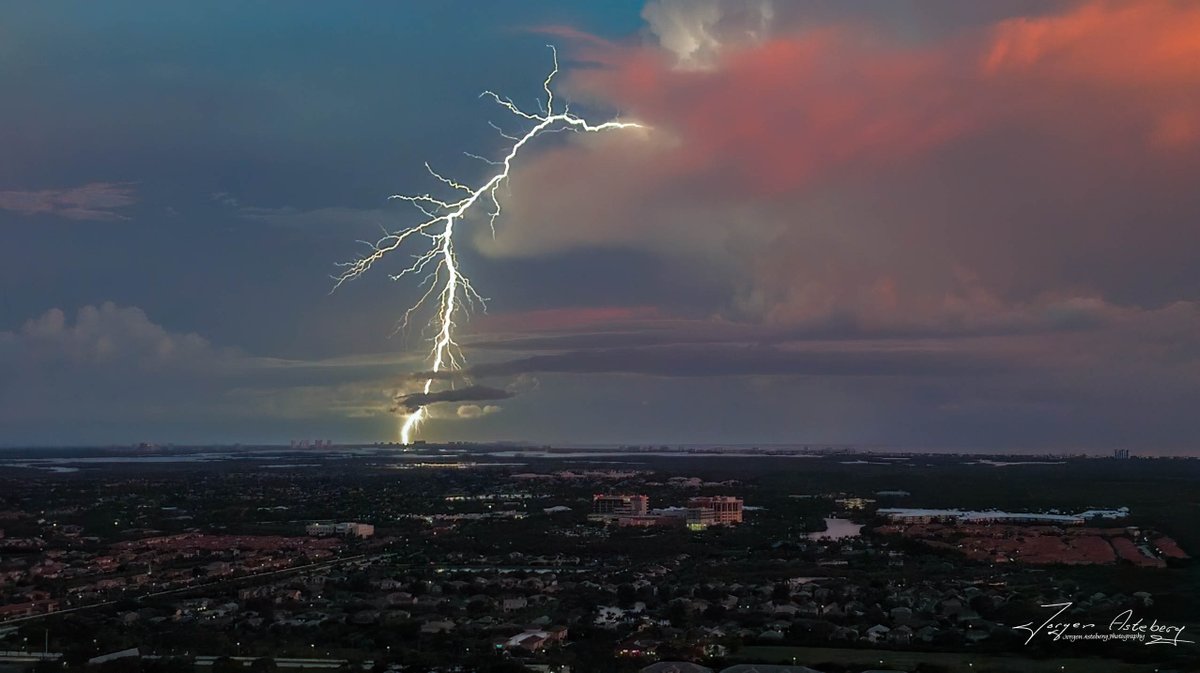 jka62's tweet image. Cloud to ground strike in South Fort Myers, Florida @MattDevittWX