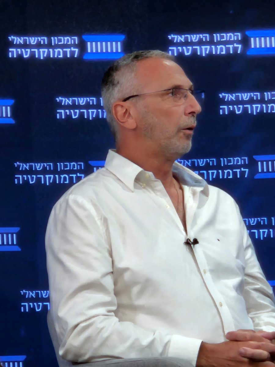 JoshBreiner's tweet image. מפקד מחוז ת"א לשעבר עמי אשד לראשונה מאז הדחתו ע"י בן גביר דיבר היום בכנס של המכון הישראלי לדמוקרטיה: "מטרת העל של המשטרה ומפקדי המחוזות צריכה להיות לאפשר הפגנות. כשמפקד מגיע להפגנה בתודעה שהפגנה היא לא מלחמה, זה מחלחל למטה. בכל הפגנה יש תמונות פחות טובות שצריך להימנע מהם…