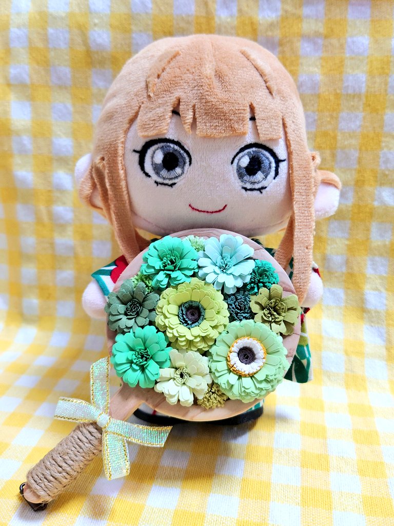 odbrt's tweet image. 先日いただいた壁飾りなのですが、製作者の まもさんから衝撃の事実を告げられたのです。
これね、このお花ね、100均の色画用紙で作られているのですって!!!
至近距離で見ても信じられない!!!
凄すぎるー👀✨