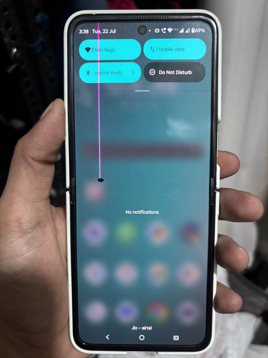 As872K's tweet image. Within a month of buying #MotorolaRazr60, this is what I got. a pink line on the main display📱💔
No drop, no pressure, still display issue?
Disappointed with the quality and durability!
@motorolaindia please look into this seriously
@AmreliaRuhez @TechnicalGuruji 
#FoldableFail