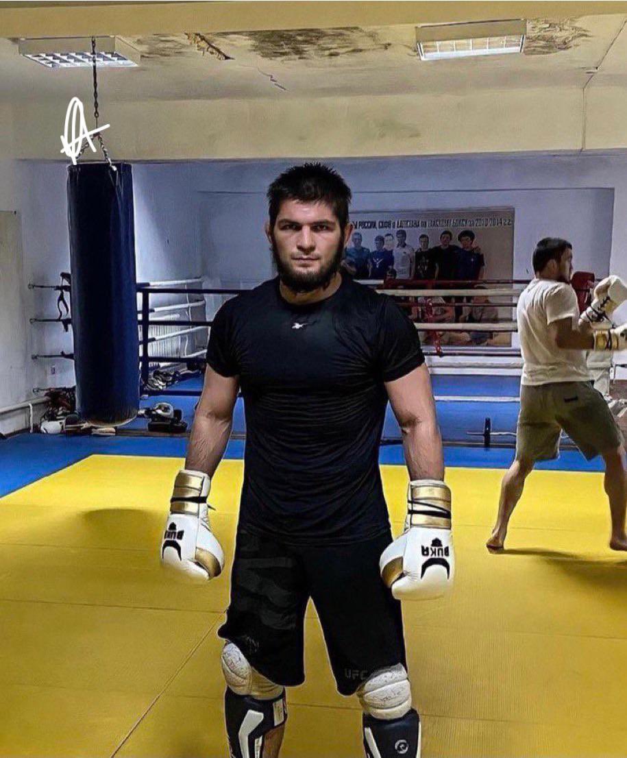 Home_of_Fight's tweet image. 💥🏋🏼♀️ Khabib needs at least six months to get back into peak shape. “I haven’t worn gloves in 5 years, but I wrestle every day.”
He doesn’t understand how fans judge a fighter’s form based on muscle-filled photos: “current shape before the fight.”
⸻
⚡️Adam Zubayraev: “Would…