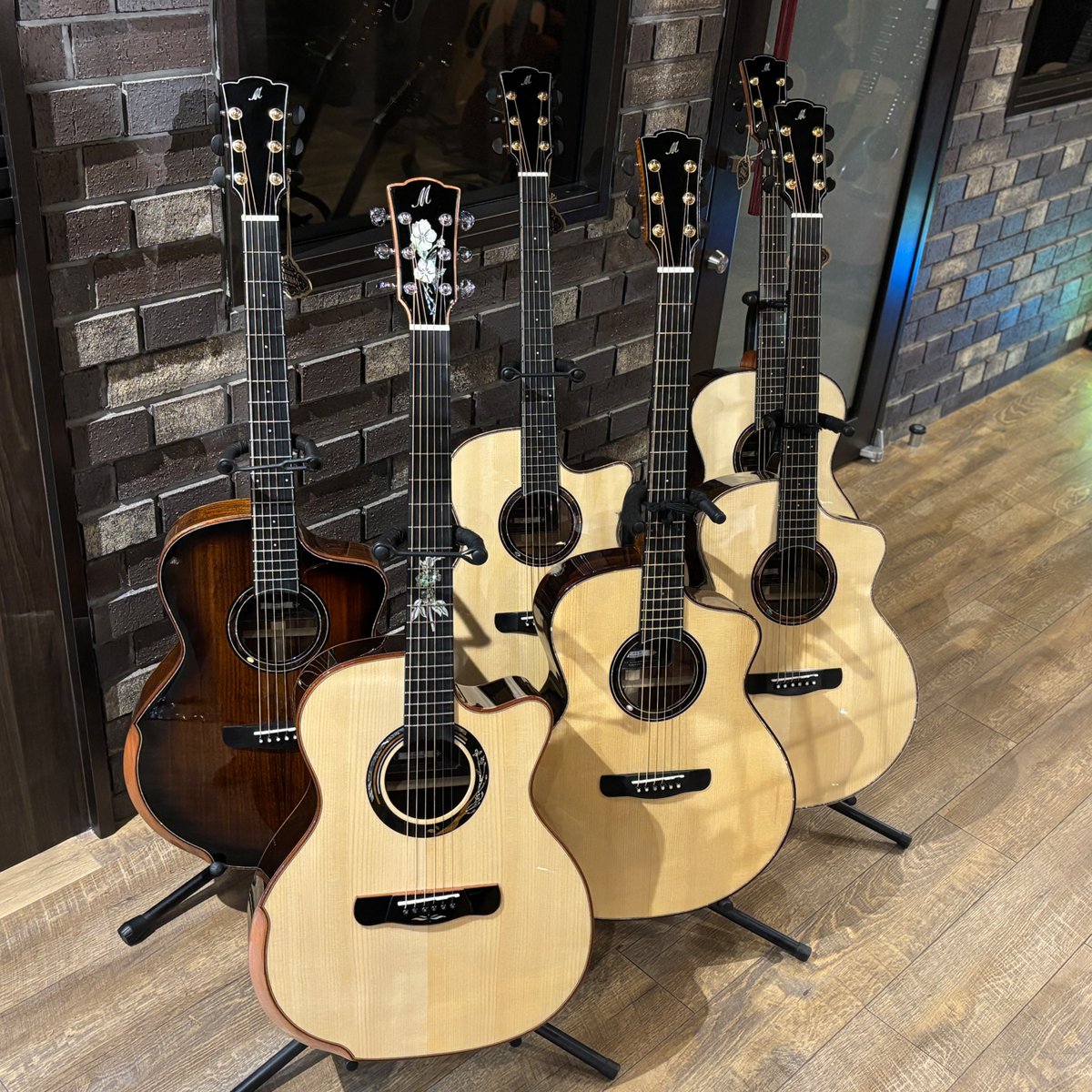 【新入荷速報！】
"Merida シリーズ"
手工ギターを弾いているかのような手触りとトーンに思わず唸ってしまい、緊急で仕入れました🧐

ミドルレンジの価格帯では圧倒的なポテンシャルをもったギターだと思います。

国内最速で24日(木)より店頭でお試しいただけます☝️☝️