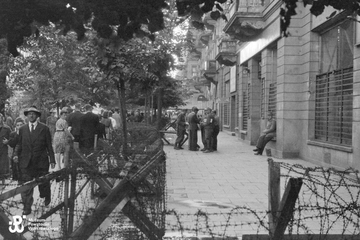 1944pl's tweet image. Już od 29 lipca zapraszamy na wystawę plenerową „Starba. Fotograf Warszawy 1944” 💯
📸 Fotografie wykonane przez Stefana Bałuka obejmują krótki okres bezpośrednio poprzedzający wybuch Powstania Warszawskiego. Powstawały jako dokumentacja umocnień oraz żołnierskiej obsady…