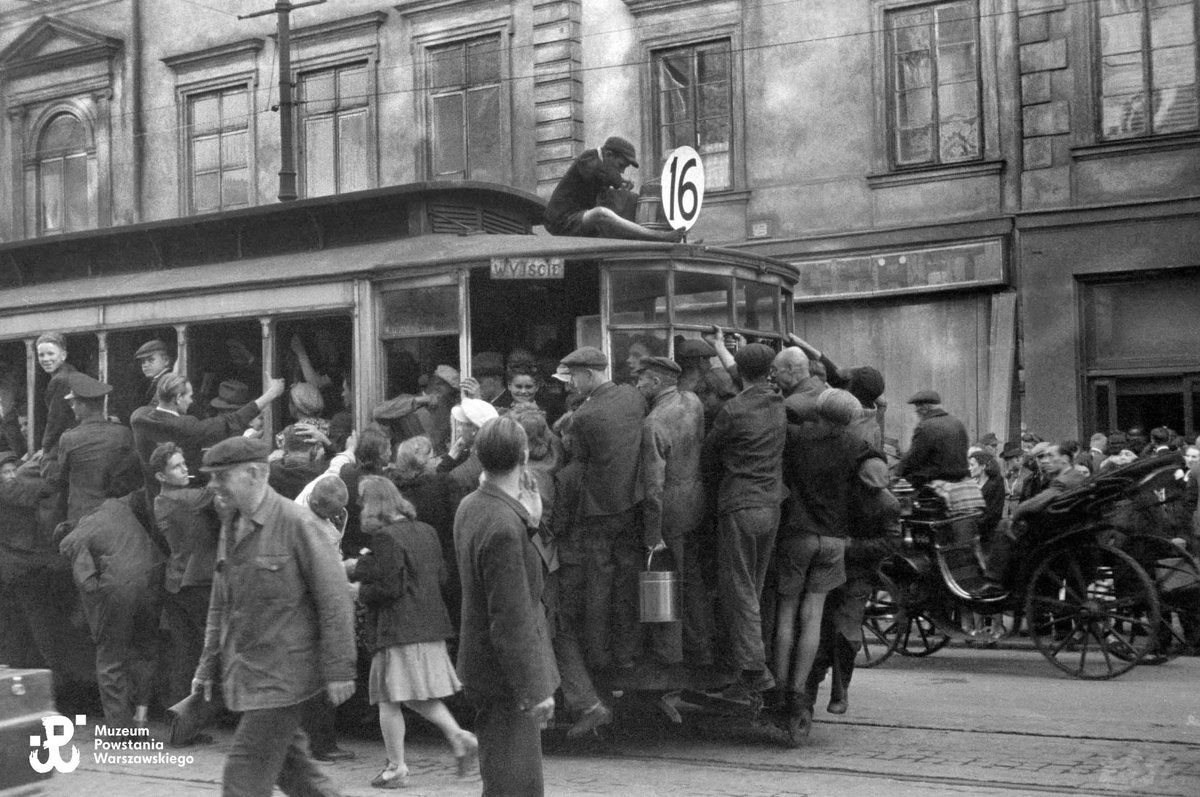 1944pl's tweet image. Już od 29 lipca zapraszamy na wystawę plenerową „Starba. Fotograf Warszawy 1944” 💯
📸 Fotografie wykonane przez Stefana Bałuka obejmują krótki okres bezpośrednio poprzedzający wybuch Powstania Warszawskiego. Powstawały jako dokumentacja umocnień oraz żołnierskiej obsady…