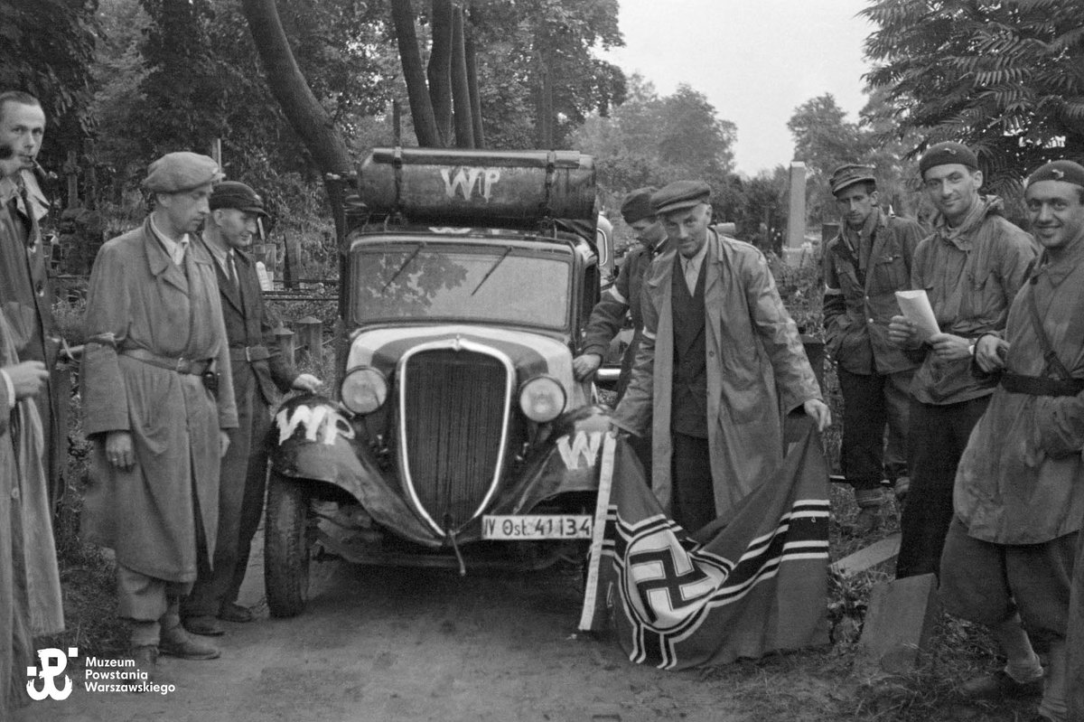 1944pl's tweet image. Już od 29 lipca zapraszamy na wystawę plenerową „Starba. Fotograf Warszawy 1944” 💯
📸 Fotografie wykonane przez Stefana Bałuka obejmują krótki okres bezpośrednio poprzedzający wybuch Powstania Warszawskiego. Powstawały jako dokumentacja umocnień oraz żołnierskiej obsady…