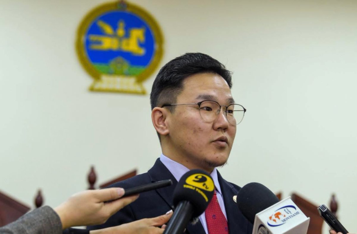 Шүүгч Б.Билгүүний шийдвэрээр бусдыг бүлэглэн зодсон Баячуудын хүүхдүүдийг суллахаар болжээ
2025 оны 7 сарын 22 Бусдыг бүлэглэн зодсон 4 этгээдийн хоёр нь 48 цагийн хугацаатай түр саатуулагдаж байгаа. Хуульд заасан хугацаа өнөөдөр оройгоор дуусгавар болох юм. Тэгвэл цагдан хориог