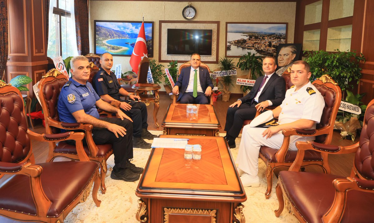 Valimiz Sayın Dr. İdris Akbıyık, Fethiye Kaymakamlığı'nı ziyaret etti.   

Fethiye Kaymakamı Fatih Akkaya'dan ilçede yapılan çalışmalar hakkında bilgi alan Valimiz Sayın Dr. İdris Akbıyık, yapılması planlanan altyapı ve üstyapı projeleri hakkında istişarelerde bulundu.