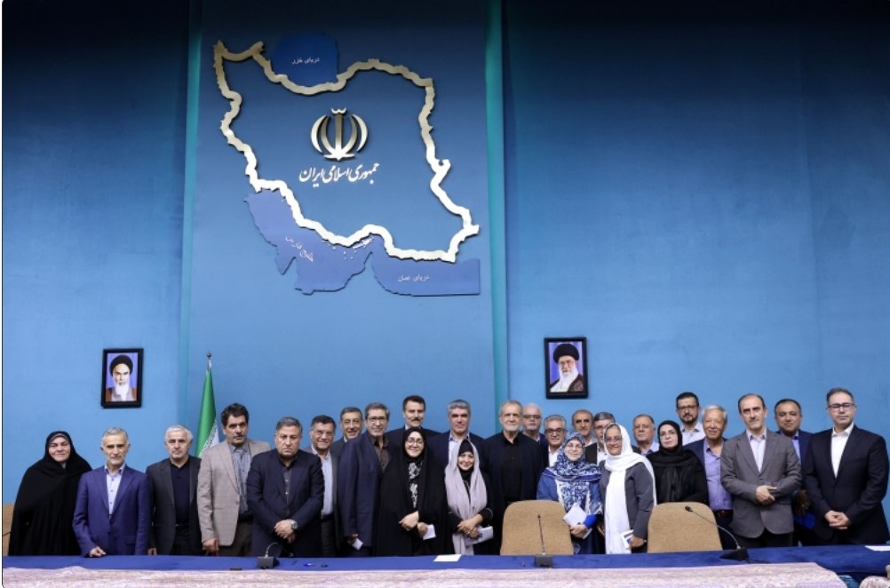drpezeshkian2's tweet image. دکتر پزشکیان در دیدار جمعی از اعضای جبهه اصلاحات ایران:
مسیر اصلاحات را با صبوری، عقلانیت و انسجام ملی دنبال کنیم.
حفظ نخبگان، سرمایهگذاری راهبردی برای آینده ایران است.
president.ir/fa/160486