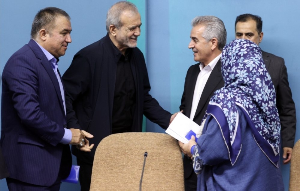 drpezeshkian2's tweet image. دکتر پزشکیان در دیدار جمعی از اعضای جبهه اصلاحات ایران:
مسیر اصلاحات را با صبوری، عقلانیت و انسجام ملی دنبال کنیم.
حفظ نخبگان، سرمایهگذاری راهبردی برای آینده ایران است.
president.ir/fa/160486