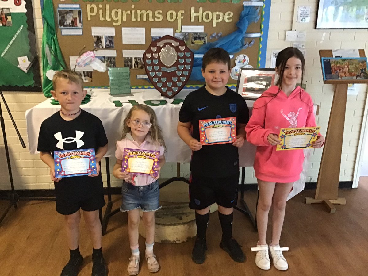 stwinsholywell's tweet image. A huge well done to the winners of the Hedteachers Award ⭐️👏🏻🏆
