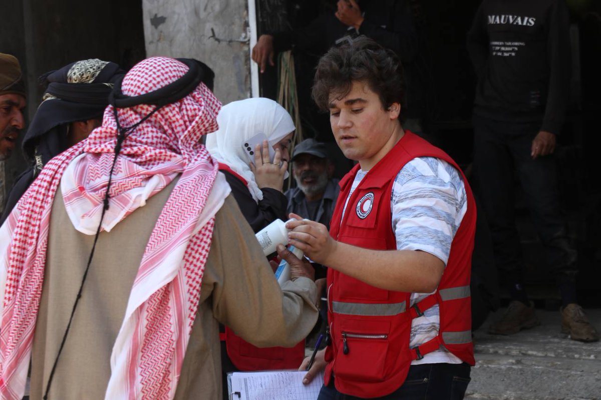 SYRedCrescent's tweet image. 📍#Daraa
The @SYRedCrescent is providing essential healthcare to displaced families in Al-Harak and Izraa.
Services include medical checks, first aid, malnutrition screenings, and more. Supported by @ifrc, @ICRC, @ICRC_sy, @roteskreuz_de, @danskrodekors & @UNFPA.