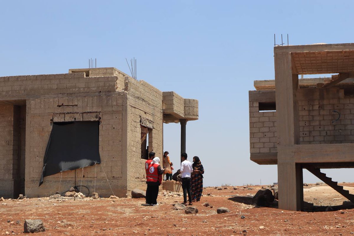 SYRedCrescent's tweet image. 📍#Daraa
The @SYRedCrescent is providing essential healthcare to displaced families in Al-Harak and Izraa.
Services include medical checks, first aid, malnutrition screenings, and more. Supported by @ifrc, @ICRC, @ICRC_sy, @roteskreuz_de, @danskrodekors & @UNFPA.