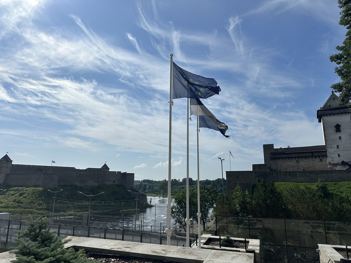 Narva, mesto na hranici s nepritelem. Dve pevnosti proti sobe, jeden most. Tisnivy pocit. Na estonske strane fronta Rusu vracejicich se spokojene z dovolene… #staywithukraine 🇺🇦