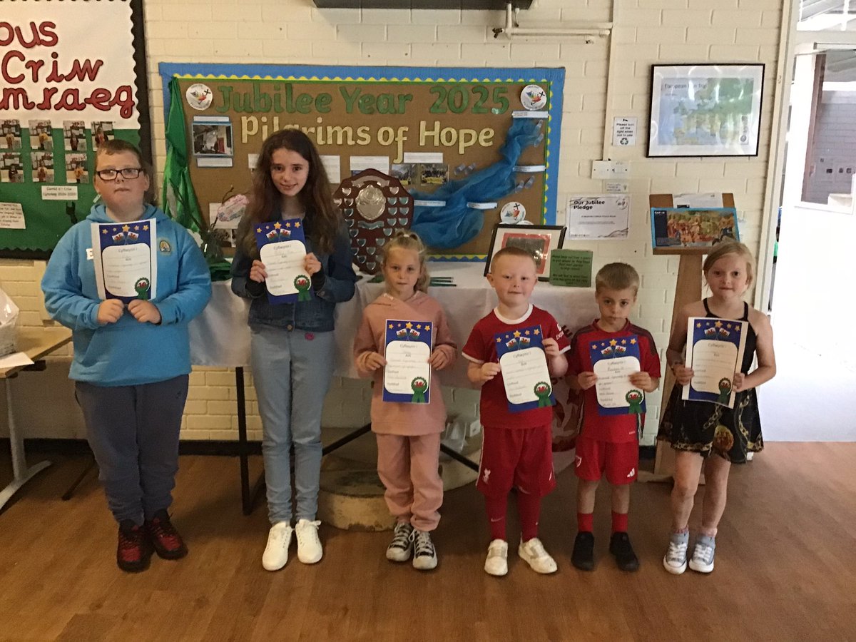 stwinsholywell's tweet image. Da Iawn to the winners of the half termly Welsh award. These superstars have been heard speaking Welsh all around school ⭐️🏴👏🏻