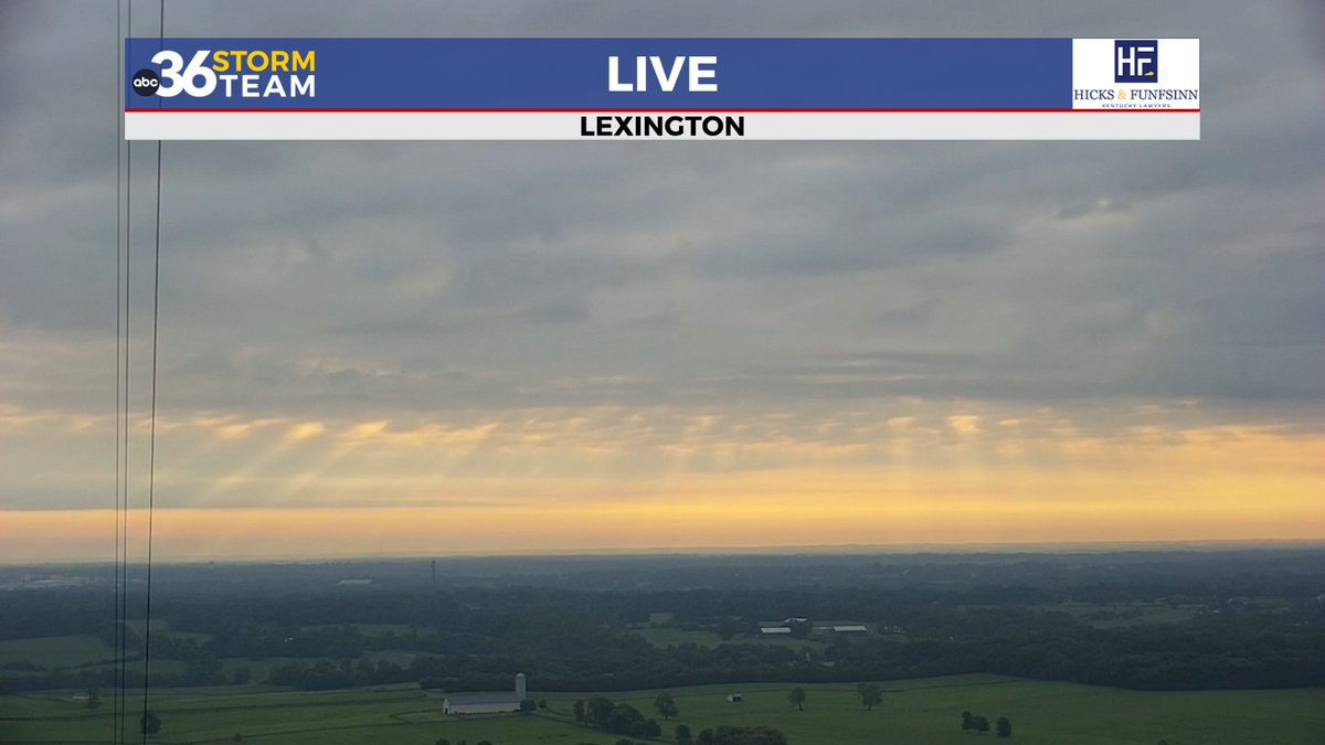 GaudetWeather's tweet image. Some awesome crepuscular rays this morning as we try to clear out these stubborn clouds. #kywx
