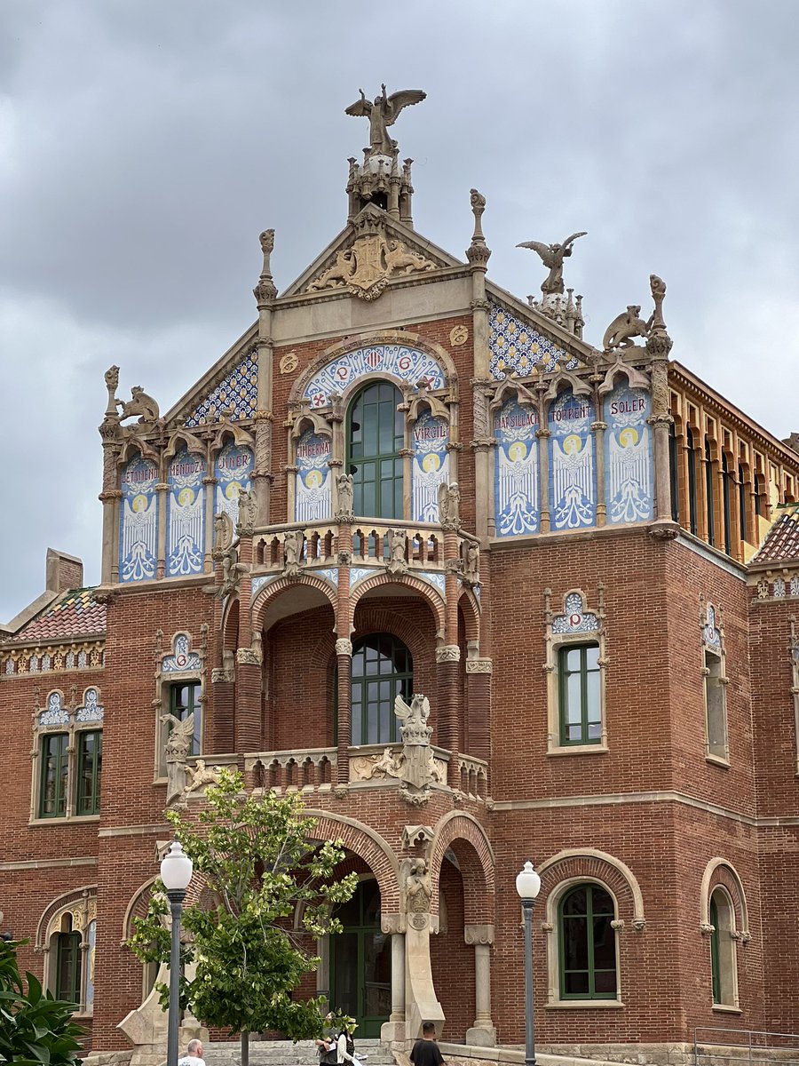 세상에서 가장 아름다운 병원
가우디의 스승이었던 몬타네르가 설계했고 가우디가 숨을 거둔 곳이기도 하다
이게 진짜 병원이라고? 믿을 수 없어 << 상태였는데 몬타네르가 아름다운 것을 바라보는 일이 치유라는 신념에 기반해서 이 병원을 지었다고 한다 .. 

📍Recinte Modernista de Sant Pau