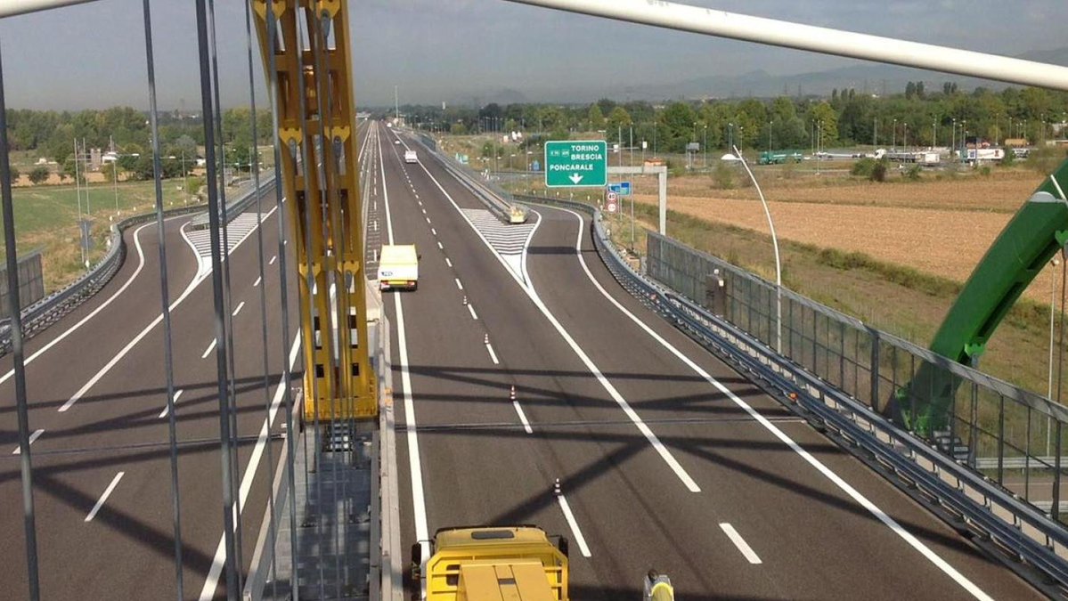 rep_milano's tweet image. Precipita ultraleggero ad Azzano Mella: due morti. Lo schianto vicino al raccordo autostradale milano.repubblica.it/cronaca/2025/0…