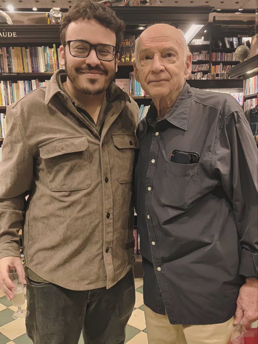 thalescmachado's tweet image. Olha quem encontrei ontem no lançamento do livro dos 100 anos do @JornalOGlobo? Quem tem saudade do Linha de Passe e das colunas do Globo? A lenda Fernando Calazans.