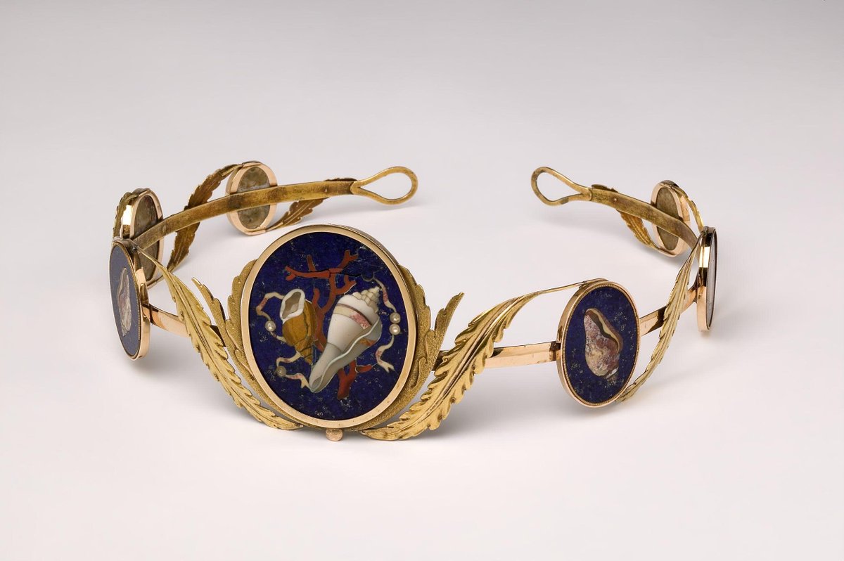 wikivictorian's tweet image. Tiara, 1808. Victoria & Albert Museum.
By tradition this piece, part of a set, is believed to have belonged to Caroline Murat (1782-1839), Queen of Naples.