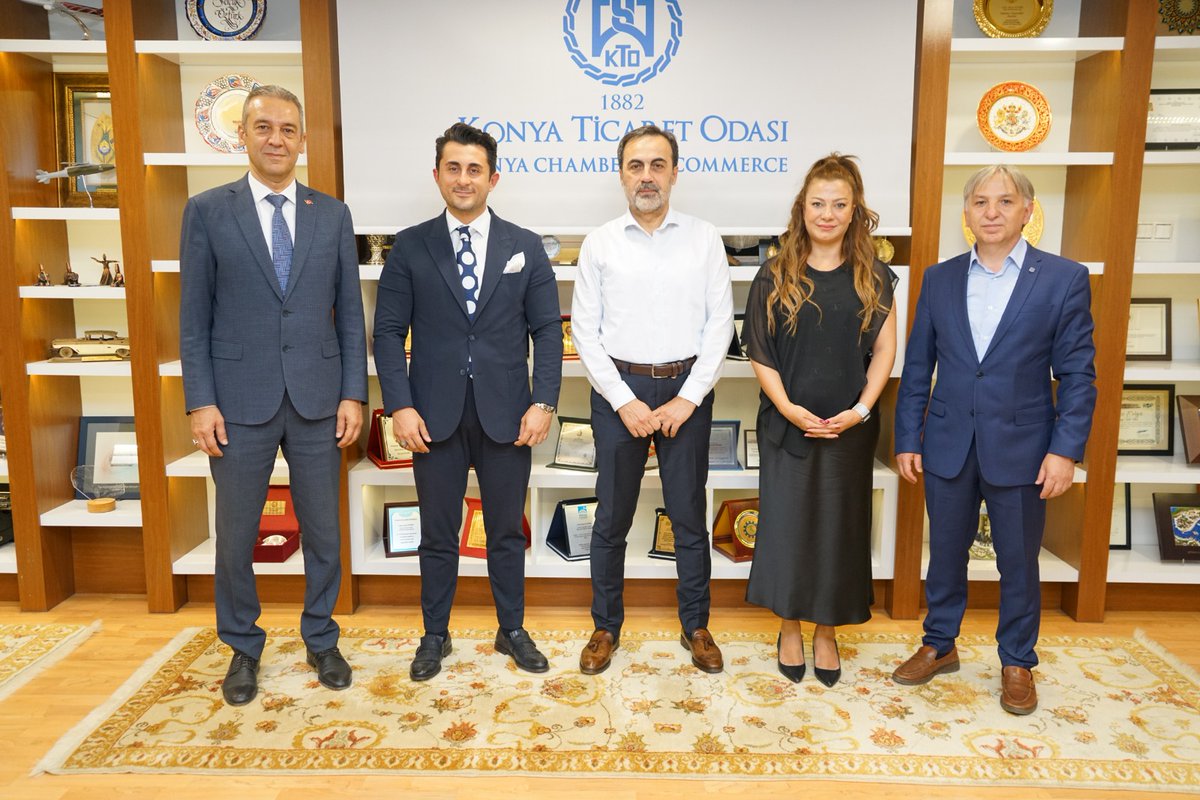 Türk Rus İş Adamları Dostluk Derneği (TRİAD) Yönetim Kurulu Başkanı Burak Özdemir ve Dernek yönetimini Odamızda misafir ettik.

Derneğin, Türkiye ve Rusya iktisadi ilişkilerine yönelik faaliyetleri hakkında bilgi aldığımız ziyaretleri için teşekkür ediyor, çalışmalarında