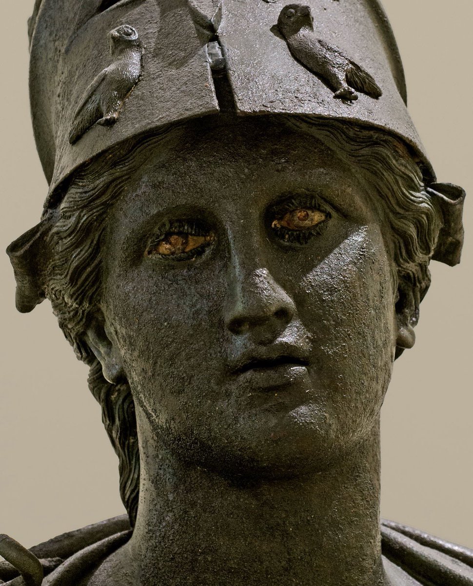 HeraklesCithare's tweet image. Il est étrange de constater que, malgré sa grande popularité dans l’Antiquité, la mythologie personnelles d’Athéna soit si anecdotique : à part sa naissance spectaculaire et l’aide qu’elle apporte à ses héros préférés, aucun exploit ne lui est propre 🧐