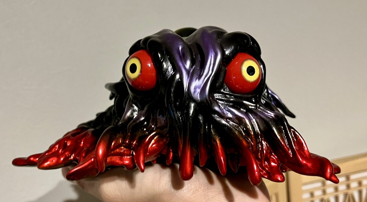 密かに楽しみだったソフビも到着(  ◜ω◝ )
AMCのヘドラナイトメア(四足歩行)です！
外が暑いせいか、いつも以上にベト〜って溶けてる感じに見えますw
ガンギマった瞳の表現が可愛くも見える。
本当はイラスト描いて一緒に飾りたいのですが
それはまた今度(*ˊᵕˋ*)