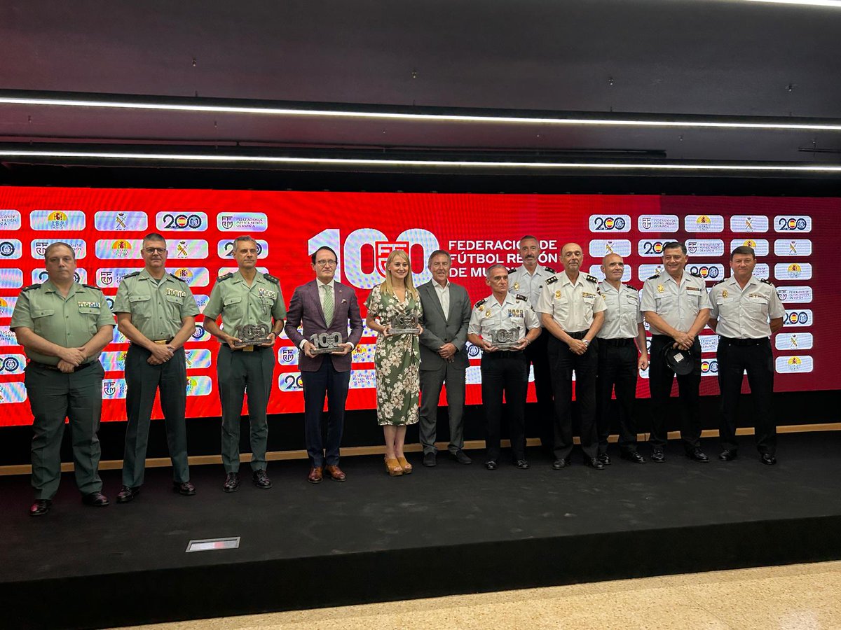 FFRM (@ffrm_es) on Twitter photo 🎖️👏 | Reconocimiento institucional de la FFRM a las Fuerzas y Cuerpos de Seguridad del Estado por su apoyo en los partidos internacionales del #CentenarioFFRM.
📝 La FFRM ha reconocido la labor de los efectivos de la <a href="/policia/">Policía Nacional</a> y de la <a href="/guardiacivil/">Guardia Civil</a> por su ejemplar desarrollo de 🎖️👏 | Reconocimiento institucional de la FFRM a las Fuerzas y Cuerpos de Seguridad del Estado por su apoyo en los partidos internacionales del #CentenarioFFRM.
📝 La FFRM ha reconocido la labor de los efectivos de la <a href="/policia/">Policía Nacional</a> y de la <a href="/guardiacivil/">Guardia Civil</a> por su ejemplar desarrollo de