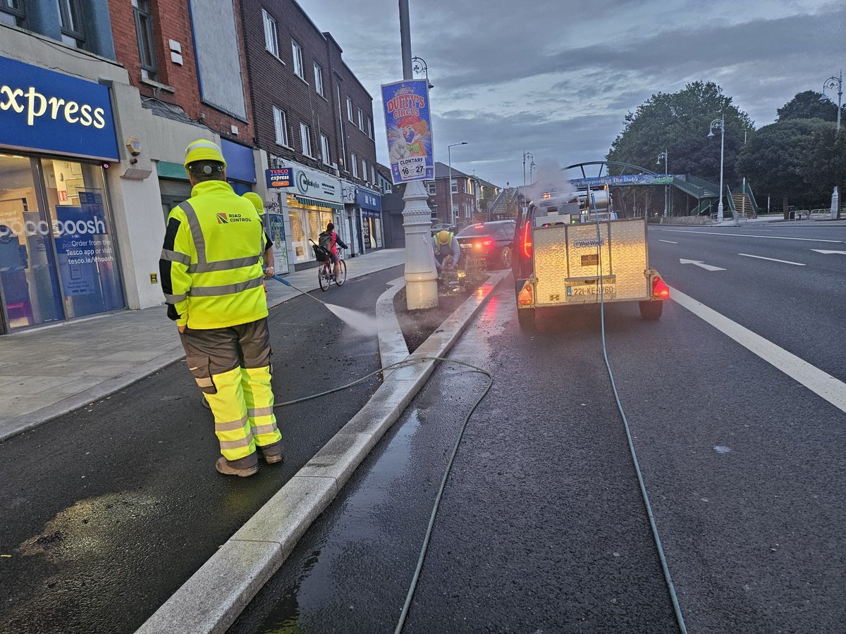 DubCityCouncil's tweet photo. Many thanks to the workers out late cleaning the Clontarf to City Centre Cycleway. The Active Travel Network consists of 314 kilometres of high quality walking and cycling infrastructure, connecting communities across Dublin. #C2CC #ActiveTravelNetwork https://t.co/8bWnxbWMSS
