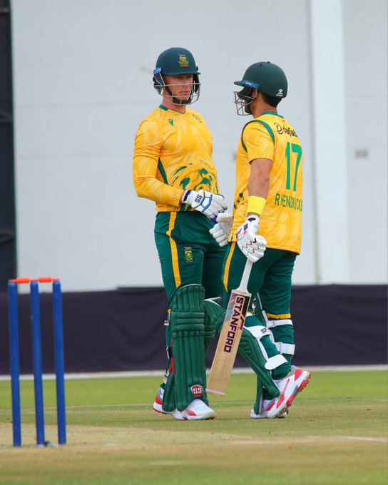 Proteas are fumbling as they lose their 4th wicket with just 57 runs on the board 