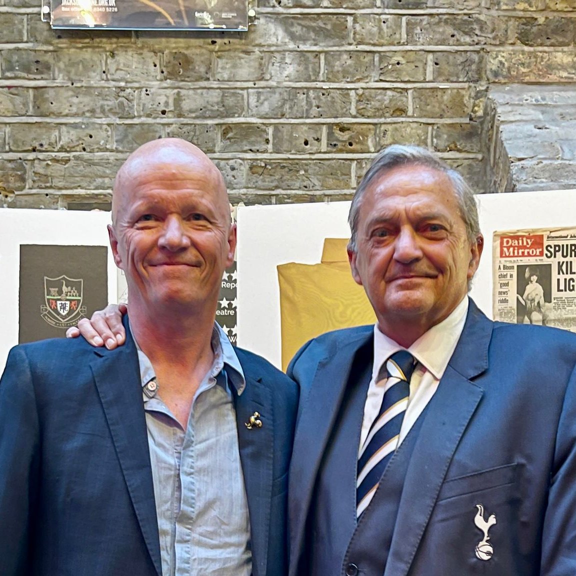 BruisedSky's tweet image. Fabulous starry kick off #SoldOut press night for The Ghost Of White Hart Lane last night @jacksons_lane
Endless praise for the brilliant actor Callum Lewis Newman-Thx to an amazing audience😍
@PaulWhitehouse @GaryMabbutt61 @realjahwobble
@KateGarnerMusic
MUST END JULY 27 #COYS