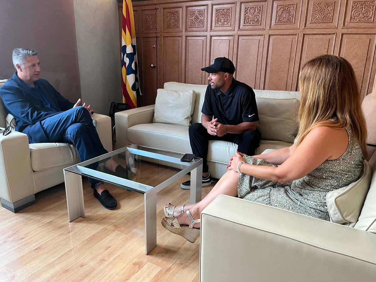 🏀 L’alcalde de #Badalona, Xavier Garcia Albiol, ha rebut aquest matí Jordi Fernàndez, l’entrenador dels Brooklyn Nets de l’NBA, a la Casa de la Vila

El passat novembre el Ple de l’Ajuntament va nomenar Fill predilecte de la ciutat el tècnic badaloní 

ℹ️ badalona.cat/ca/actualitat/…
