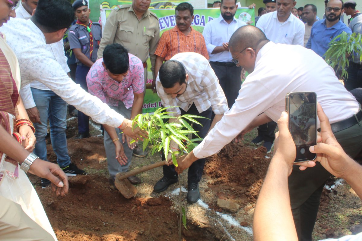 DM Kalahandi led the Mega Plantation Drive under ‘Ek Ped Maa Ke Naam 2.0’ at Gopabandhu Govt. High School, Biswanathpur, joined by Sub-Collector Bhawanipatna, DEO&amp; officials.
Citizens are urged to plant a tree as a tribute to their mothers.
#ekpedmaakenaam 
<a href="/ForestDeptt/">Odisha Forest, Env. and Climate Change Department</a>