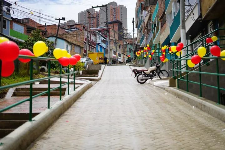 En tres años hemos ayudado con la gestión de las construcción de 6⃣ segmentos viales que sin dudas mejoran las condiciones de nuestros habitantes.

Acá uno de los segmentos viales entregados. 🙏 #SePuede #ObrasSonAmores #ElCambioEsImparable