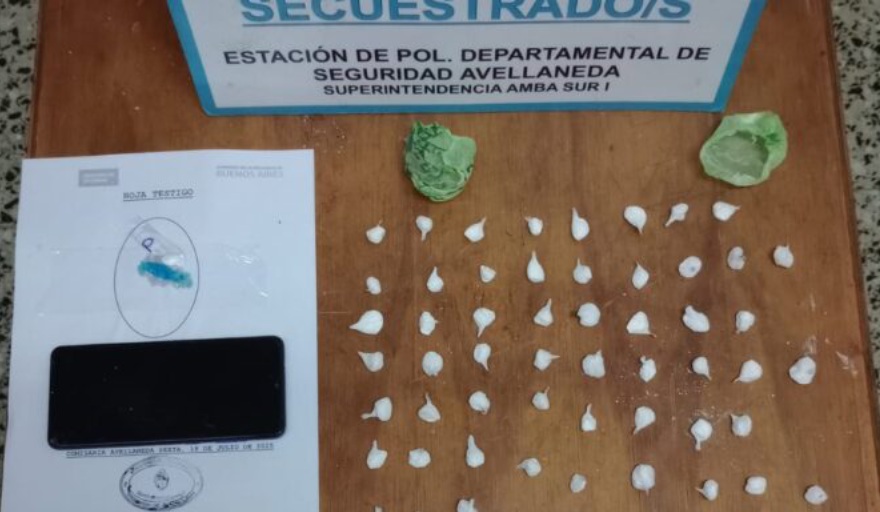 #POLICIALES | #Avellaneda: detienen a un hombre con más de 60 dosis de cocaína tras intentar escapar de la Policía

🔴El arresto se produjo en Caxaraville, entre Güemes y Lacarra, luego de que el implicado intentara tirar la droga en una vivienda

📎+Info: tinyurl.com/mrac6chf
